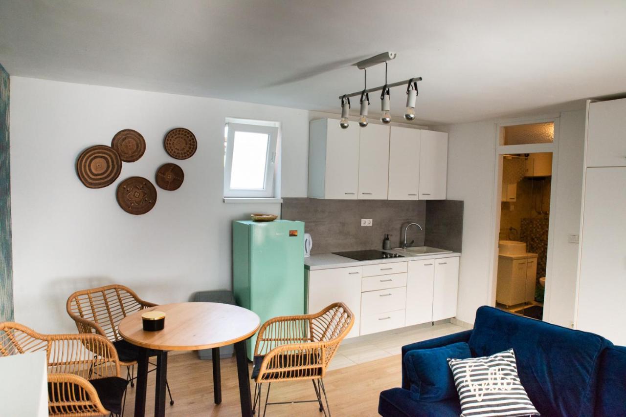 Cozy In A Peaceful Street Apartman